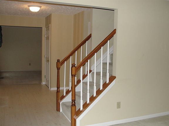 3rd image of 28 Claiborne Ct