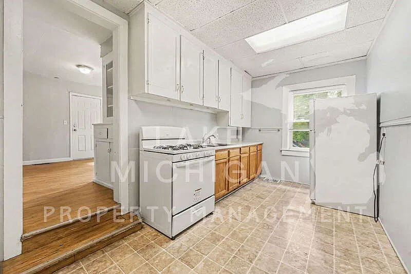 2 bed, 1.0 bath, 900 sqft, $1,095 — Photo 2