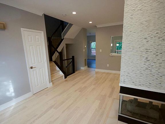 4th image of 5921 Raina Dr