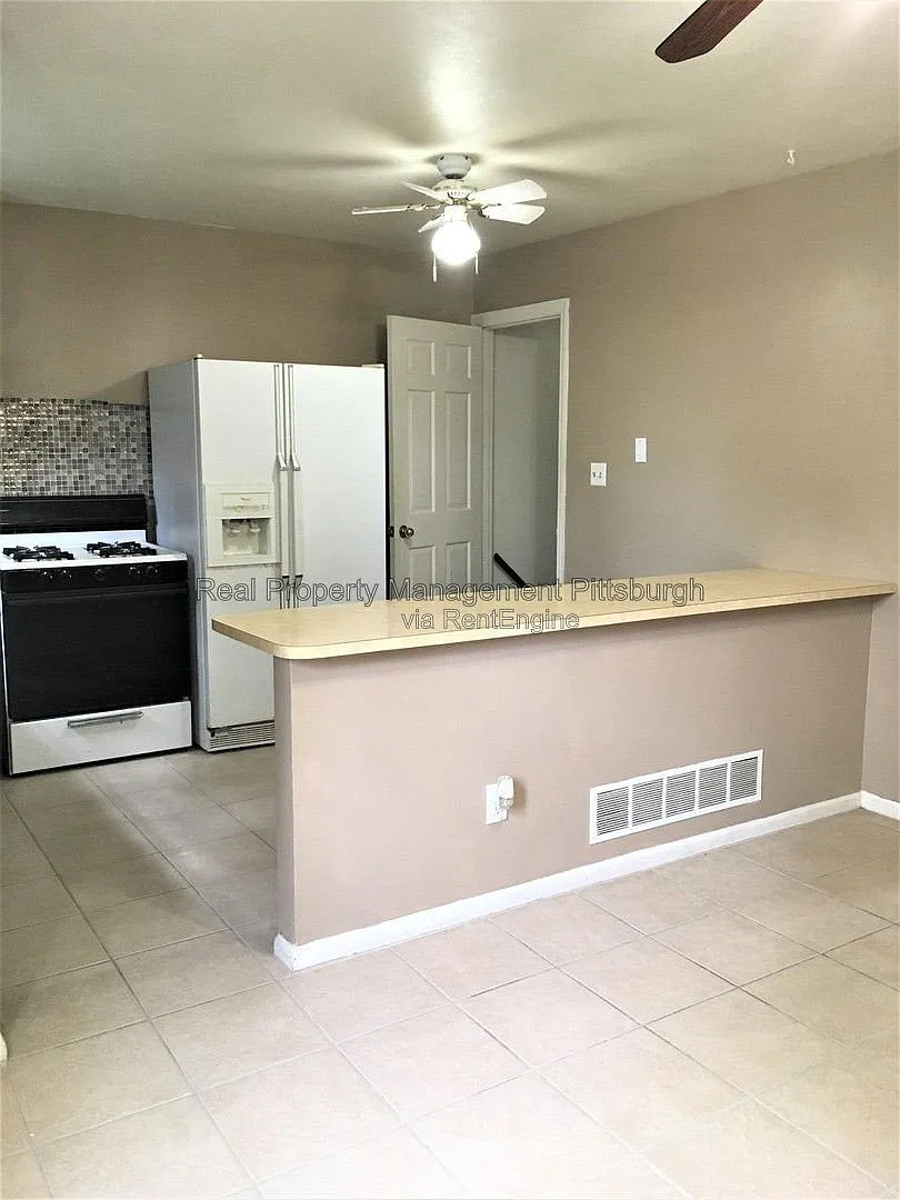 3 bed, 1.0 bath, 950 sqft, $1,300 — Photo 4