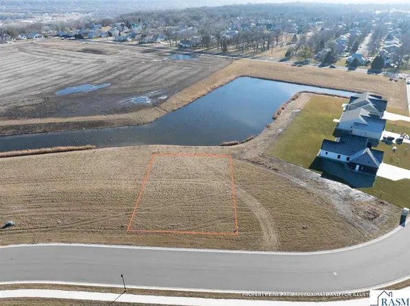 2120 Deerwood Dr, Mankato, MN 56003