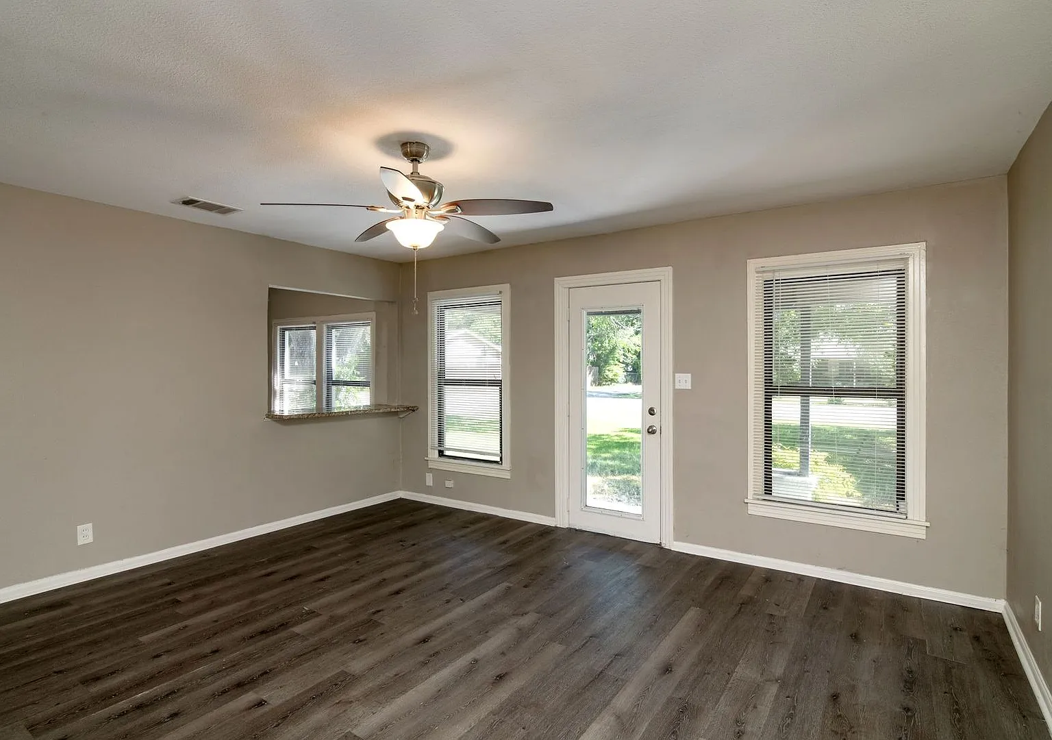 Beautiful 3 Bedroom, 1 Bathroom Gem In Terrell Available Now! — Photo 4