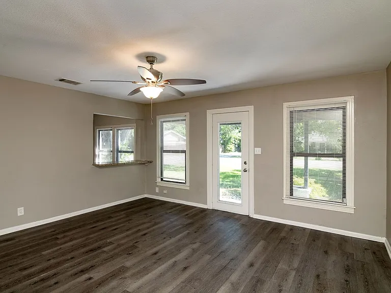 207 Hackberry St — Photo 4