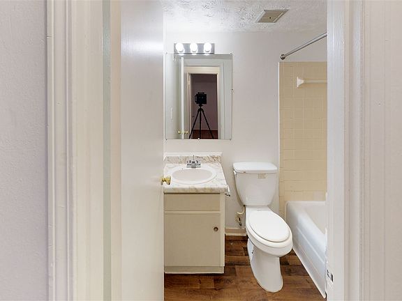 Arbor-One-Laker-801-421-Bathroom