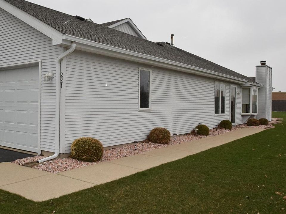1st image of 221 Holly Ln