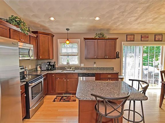 4th image of 15 Mascio Dr