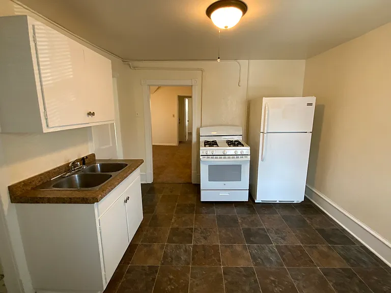 3 bed, 1.0 bath, 580 sqft, $1,150 — Photo 32