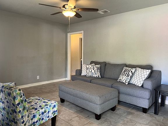 3rd image of 518 Dawnview Ln