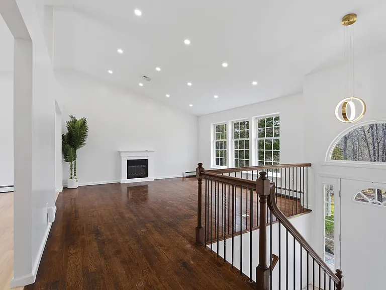 600 Twin Arch Rd — Photo 2