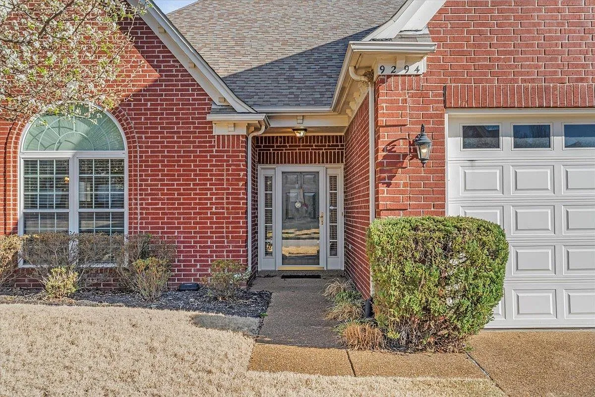 3 bed, 2.0 bath, 2199 sqft, $2,600 — Photo 2