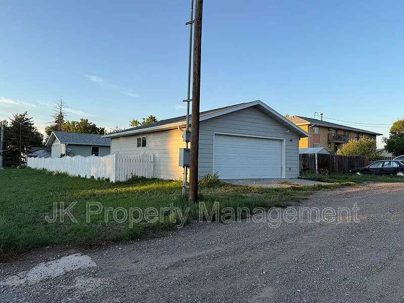 3 bed, 2.0 bath, 1742 sqft, $2,100 — Photo 4