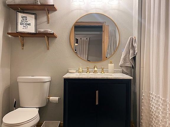 Bathroom with tub/shower