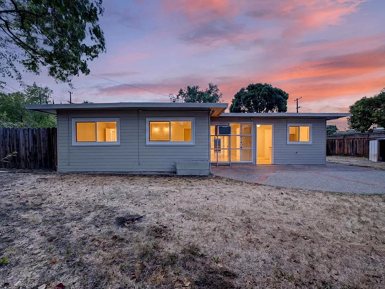 3100 Hacienda Dr — Photo 22