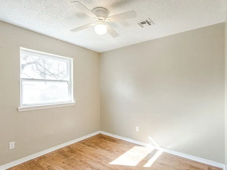 645 Lloyd Ave — Photo 16