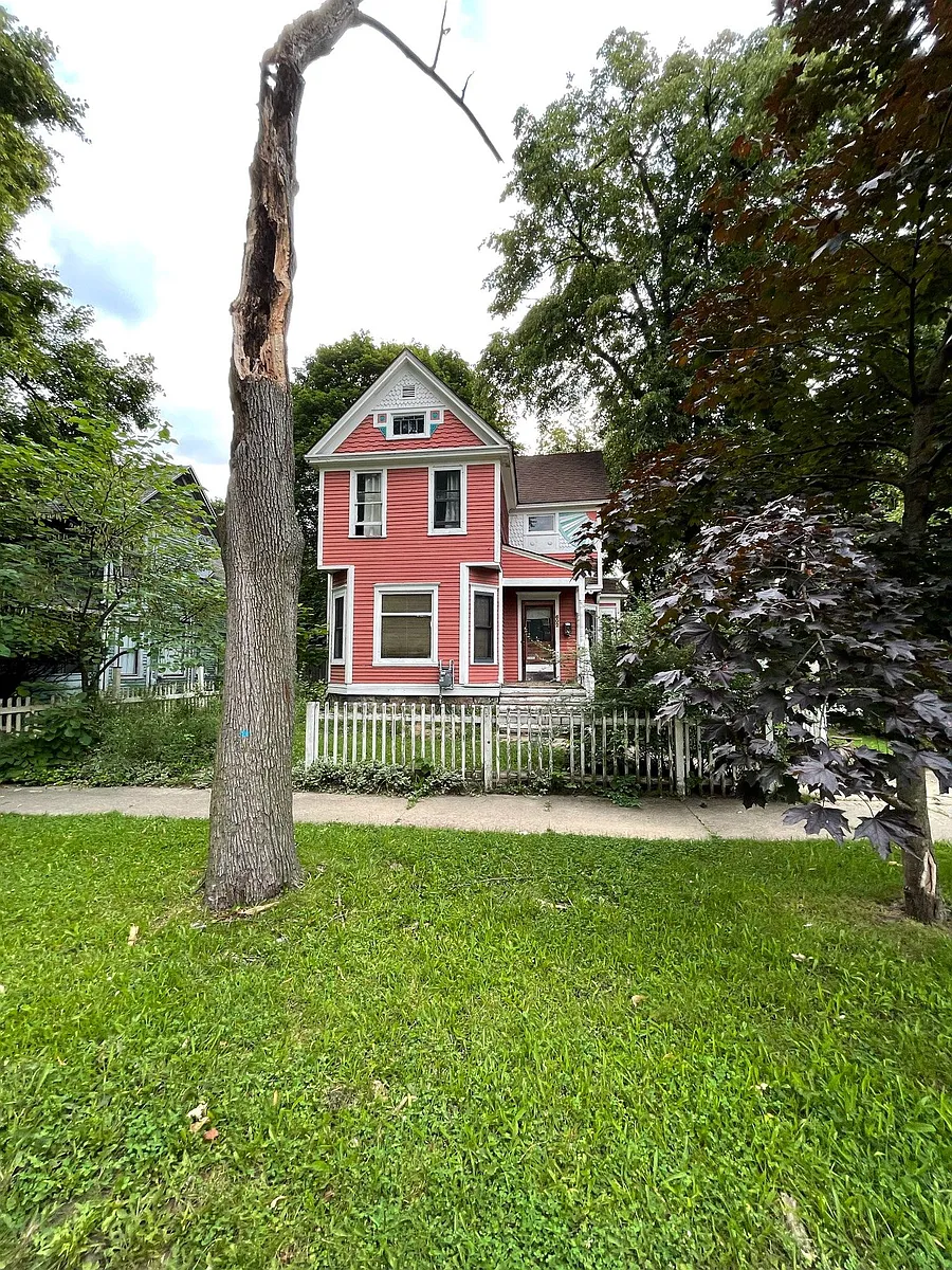 Building Photo - 602 Elm St #1