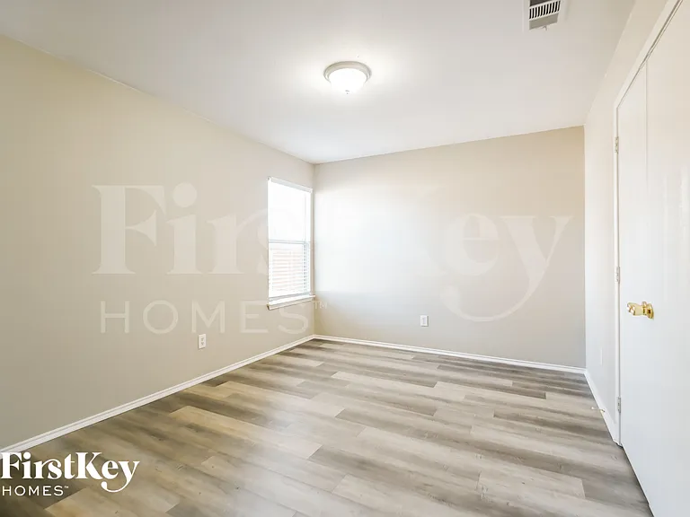 204 Windsor Dr — Photo 13