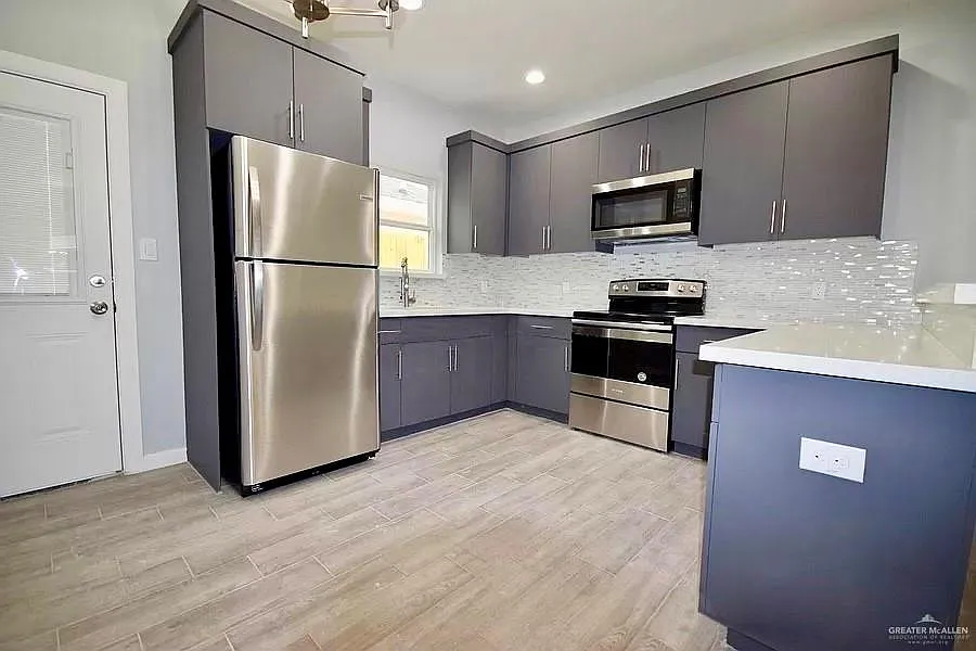 3 bed, 2.0 bath, 4328 sqft, $1,350 — Photo 4