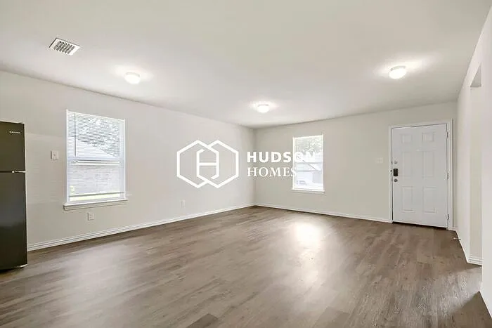 2402 Smith Dr — Photo 3