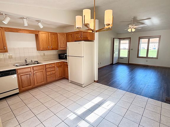 5th image of 249 Country Club Rd APT 6