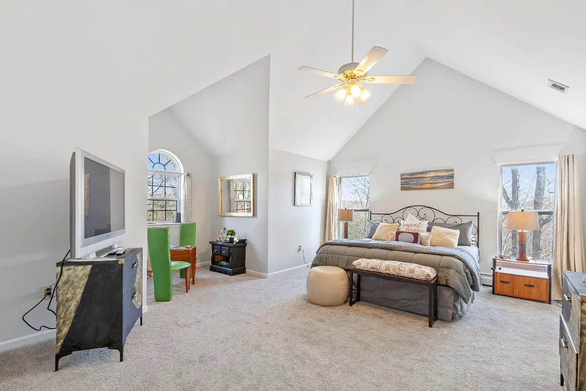 4 bed, 2.5 bath, 2940 sqft, $4,500 — Photo 2