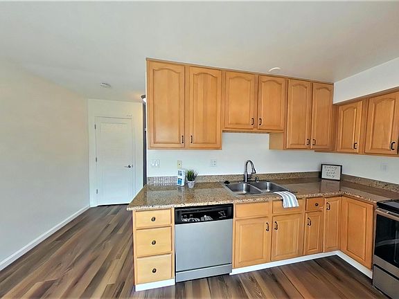 4th image of 570 University Ave #11