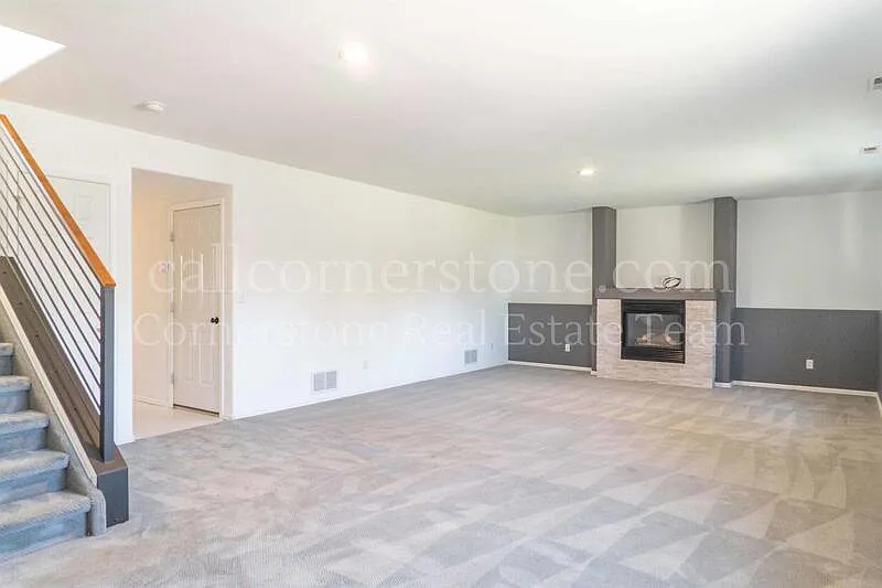 3 bed, 2.5 bath, 1966 sqft, $2,322 — Photo 4