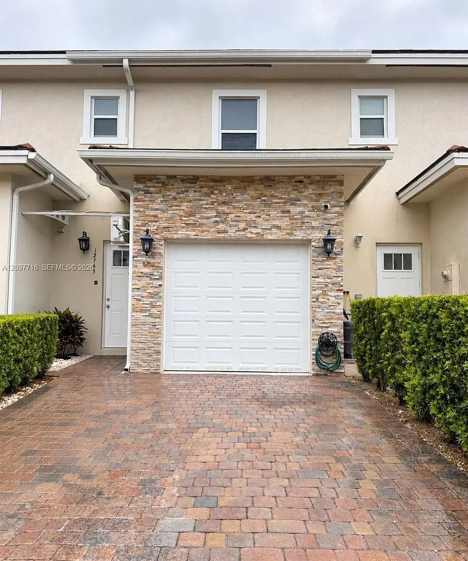 Townhomes On Coconut Palm — Photo 1