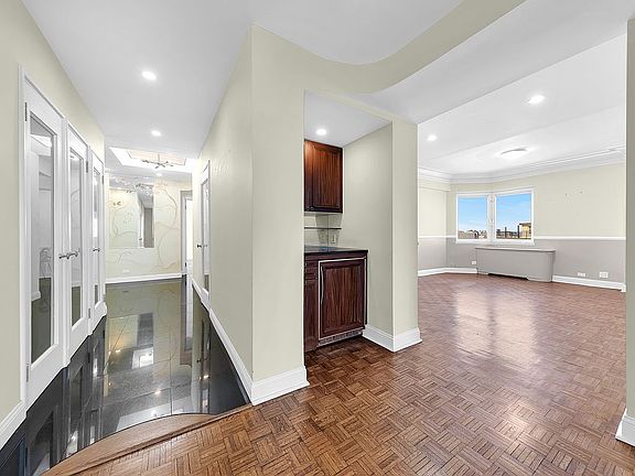 4th image of 180 E End Ave APT 18B