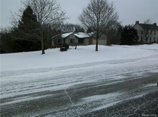9664 Fairfax Dr, Pinckney, MI 48169
