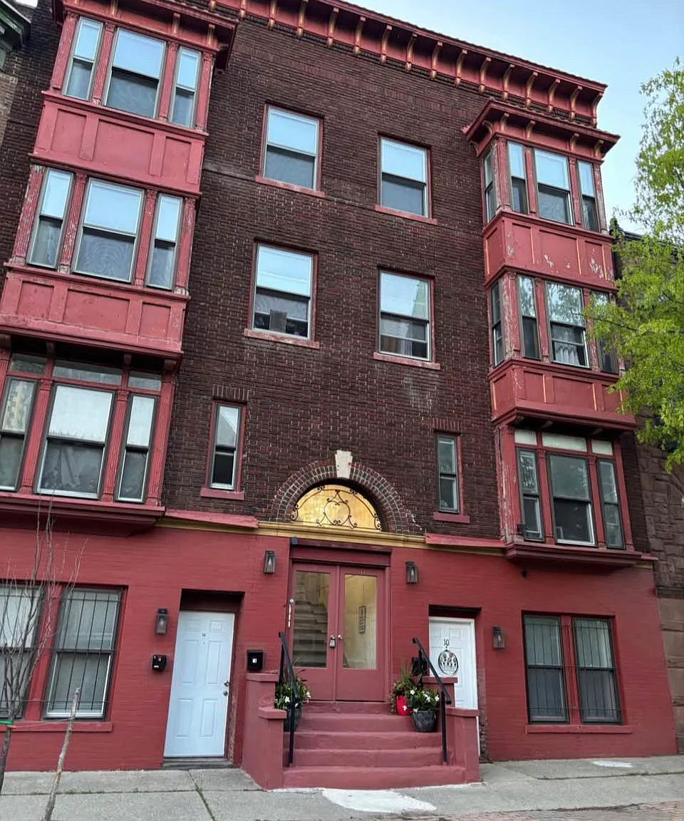 3 bed, 1100 sqft, $1,850 — Photo 1