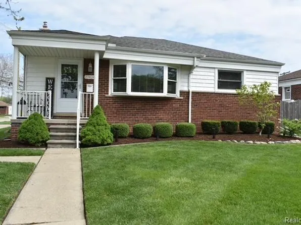 27424 Grant St, Saint Clair Shores, MI 48081