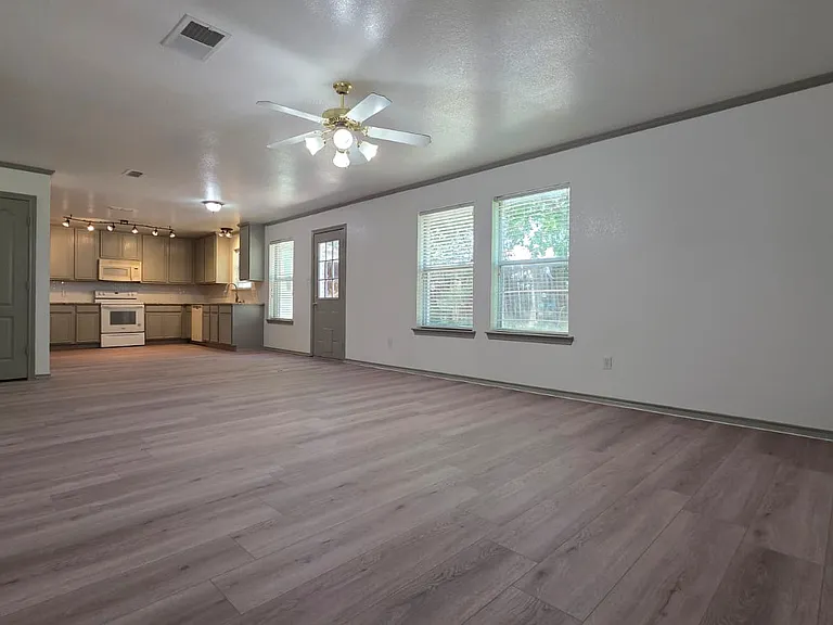 Living area / kitchen
