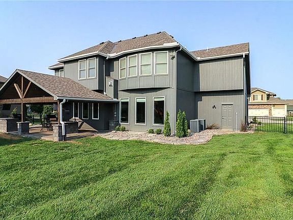 3rd image of 241 SE Coyle Dr
