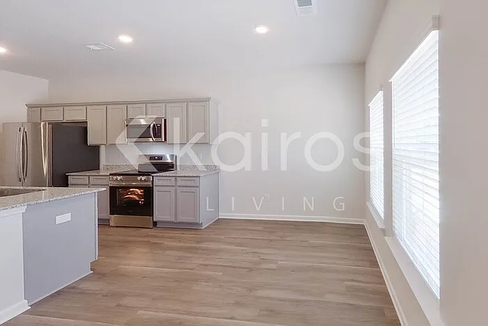 3 bed, 2.5 bath, 1300 sqft, $1,549 — Photo 2