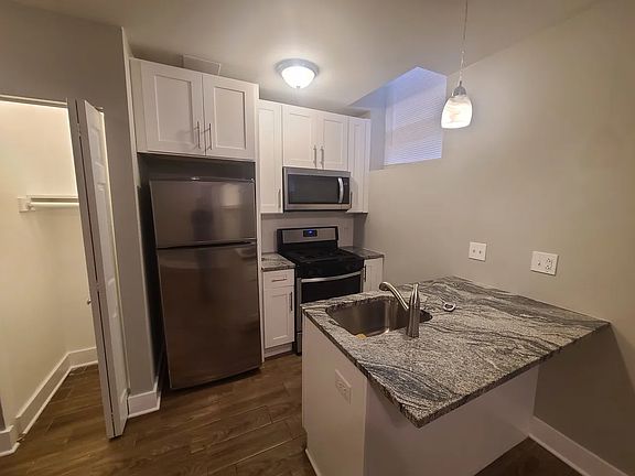 3rd image of 824 W Cuyler Ave Unit 300