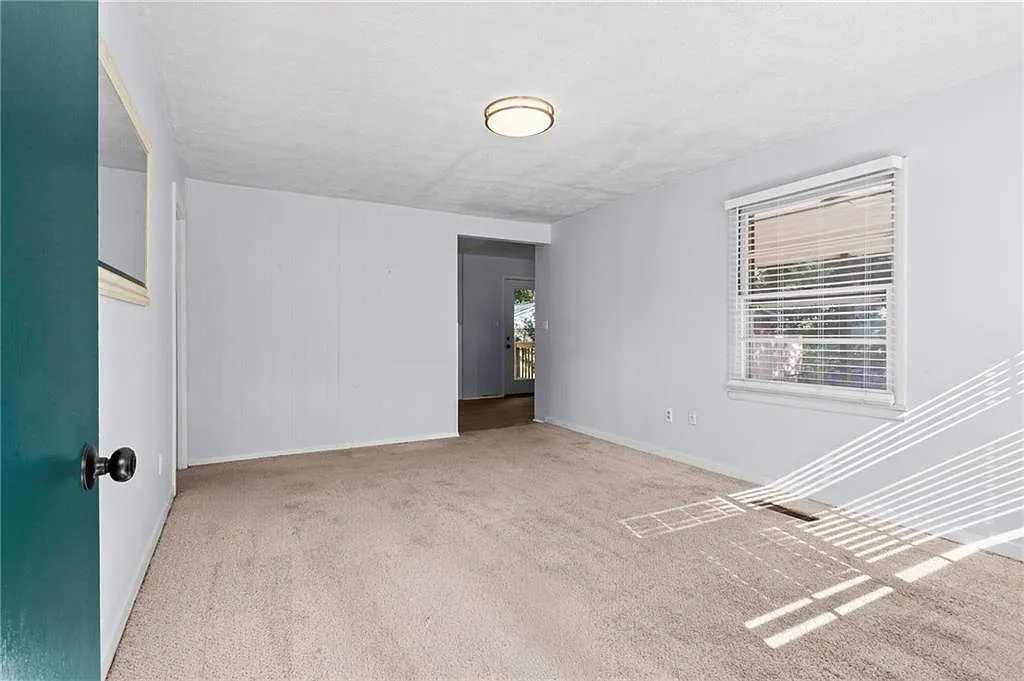 3 bed, 1.0 bath, 1088 sqft, $2,000 — Photo 4