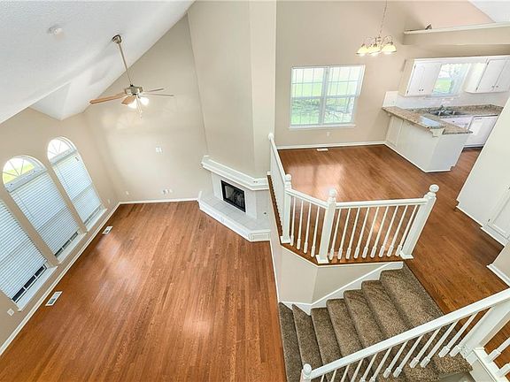 5th image of 312 NE Applewood Cir