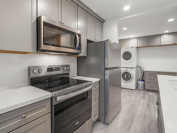 5th image of 261 Lakeview Blvd Suite 61
