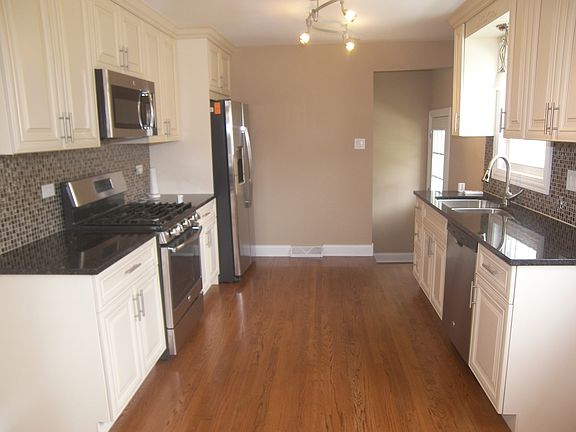 4th image of 9721 Mason Ave