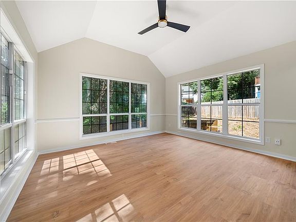 5th image of 832 Leland Ct