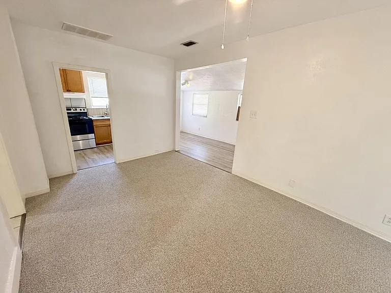 1135 Highland St N — Photo 5