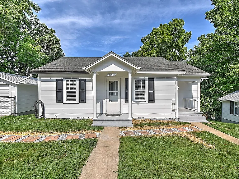 1050 Delawana St — Photo 15