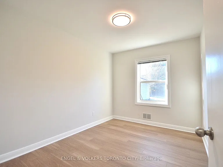 139 Queen St #MAIN FLOOR — Photo 15