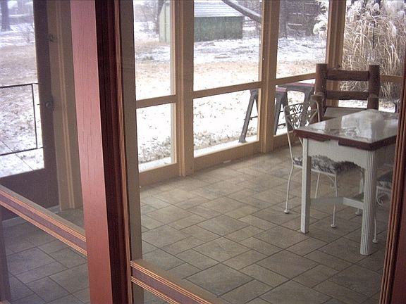 tiled/screened patio