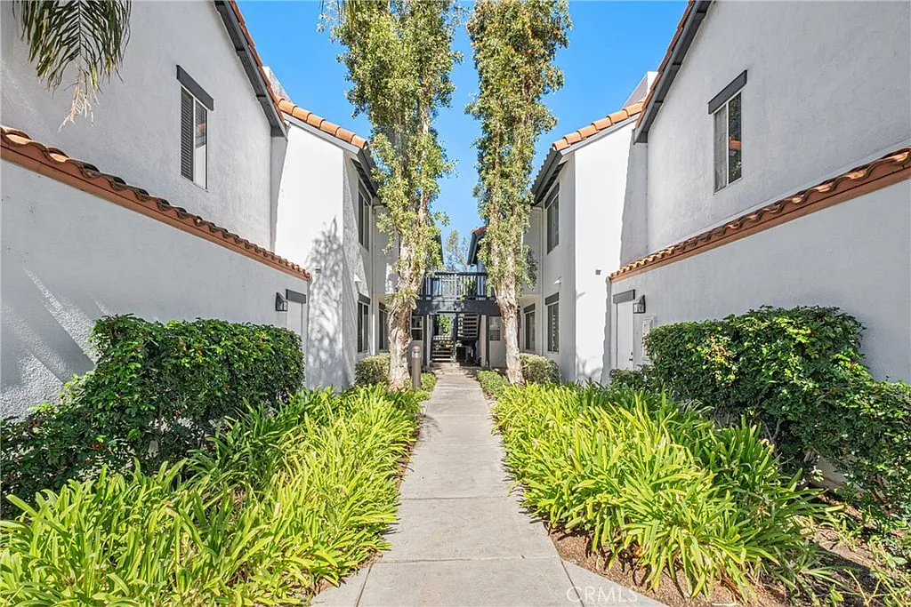 2 bed, 1024 sqft, $3,350 — Photo 1