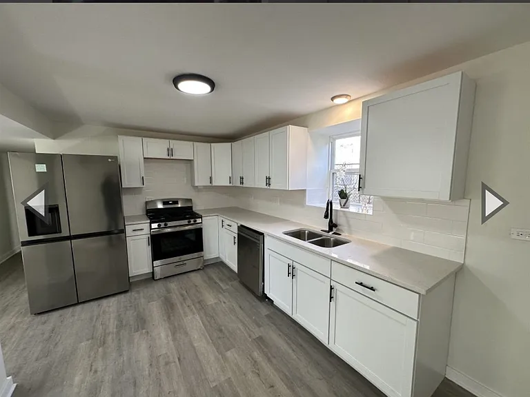 219 N Waller Ave — Photo 1