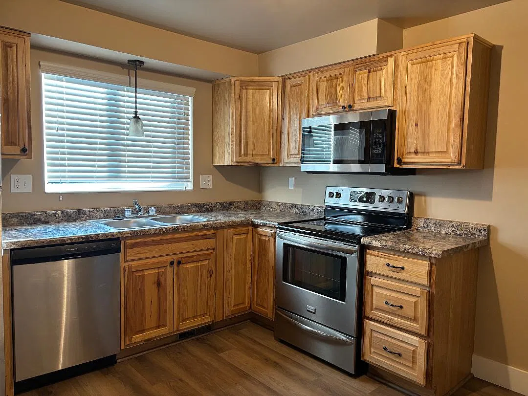 2 bed, 800 sqft, $1,600 — Photo 1