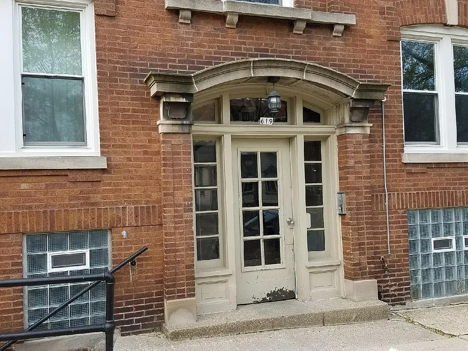 619 E Pleasant St