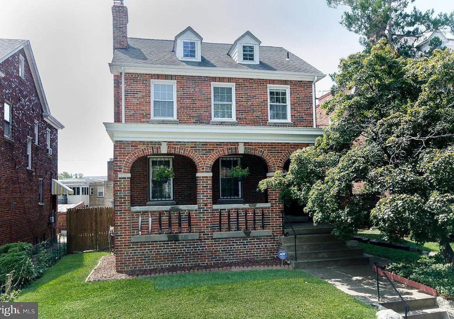 Spacious 4-level detached home — Photo 1