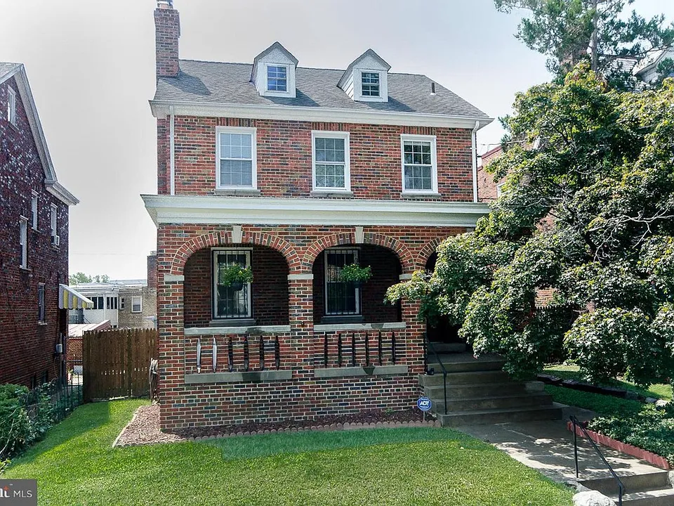616 Nicholson St NW